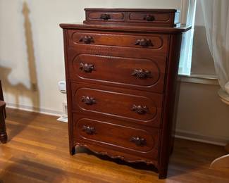 Chest of drawers with 2 glove/storage drawers on top