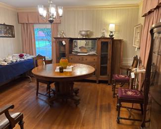 Round table with 2 extensions