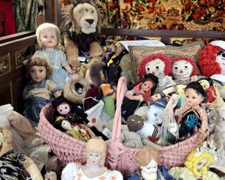Vintage dolls galore!