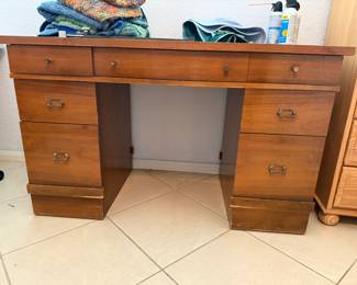 Nice vintage office desk
48IN L, 23IN W, 29.5IN H