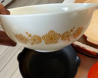 Vintage Pyrex bowl