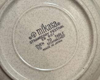 Mikasa Strawberry Stoneware EB801