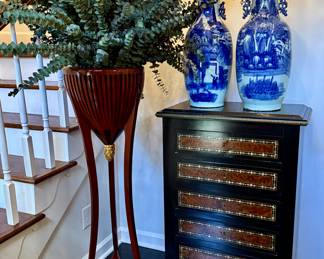 Stunning entry with a very fine SCULLY&SCULLY mahogany plant stand