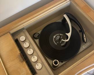 Magnavox Micromax French Provincial Style Stereo Cabinet