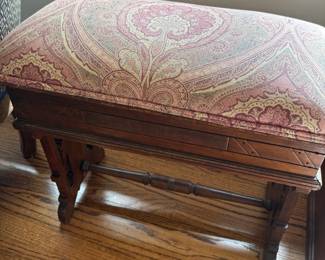 Victorian Style Slipper Bench