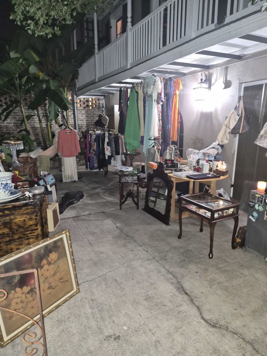 VIEUX CARŔE ATELIER COURTYARD BAZAAR 