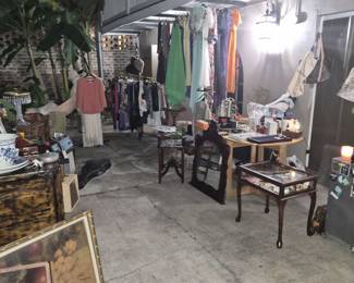 VIEUX CARŔE ATELIER COURTYARD BAZAAR 