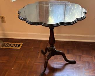 Pedestal Table with Scalloped Top
