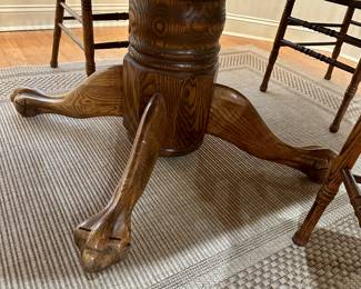 Pedestal on Kitchen table 
