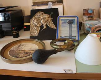 Horn, Shade, Embossed Dog Art, GM Tray