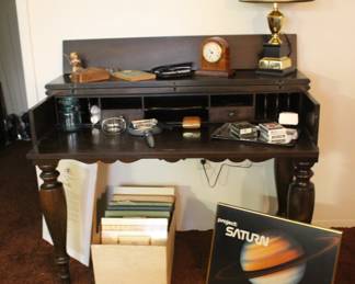 Piano Desk, Lamp Clock, Figurine