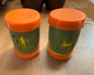 SALT N PEPPER SHAKERS