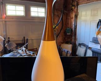 MID-CENTURY MODERN CERAMIC AND WOOD LAMP