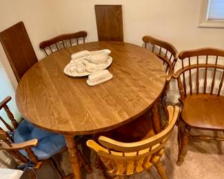 Cochrane Furniture Table with 2-Leaves and 5-Chairs