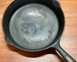 Well Seasoned Griswold No. 8 Cast Iron Frying Pan 