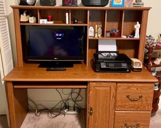 DESK WITH HUTCH