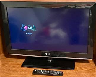 LG FLAT SCREEN TV/REMOTE