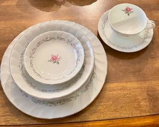 ANTIQUE 68-PIECES "ROYAL SWIRL" CHINA (JAPAN) 