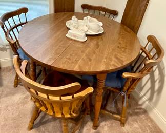Cochrane Furniture Table with 2-Leaves and 5-Chairs