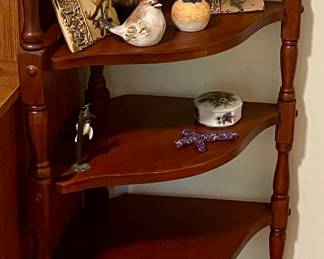 VINTAGE/ANTIQUE CORNER SHELF