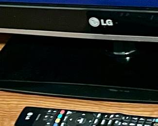 LG FLAT SCREEN TV/REMOTE