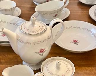 ANTIQUE 68-PIECES "ROYAL SWIRL" CHINA (JAPAN) 