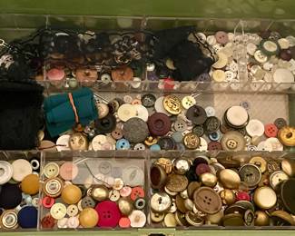 VINTAGE SEWING BOX FULL OF ACCESSORIES