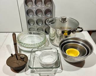 Lot Mixing Bowls, Pie Plates, Baking
