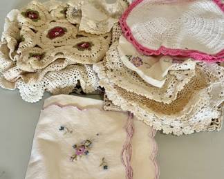 Lot Vintage Doilies & Tablecloth