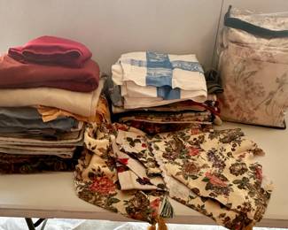 Lot Tablecloths, Table Runners