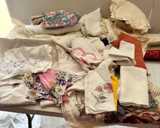 Lot Vintage Linens