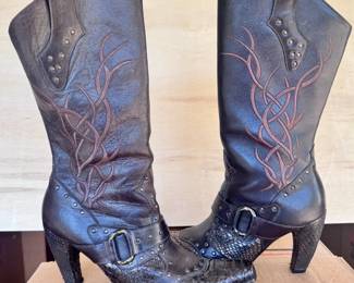 Women's boot with snakeskin toe