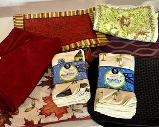 Lot placemats and kitchen towels