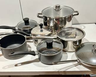 Lot of Pots with lids, one unlidded