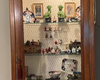 So special is this display cabinet! It can be disassembled for easy removal. Showcase your favorite collectibles in this unique cabinet