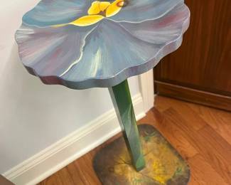6280 Handpainted Hummingbird Accent Tablemin