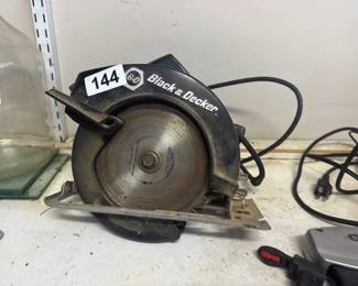 BLACK AND DECKER CIRCULAR SAW