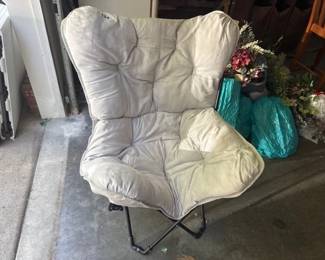 FOLDING CHAIR