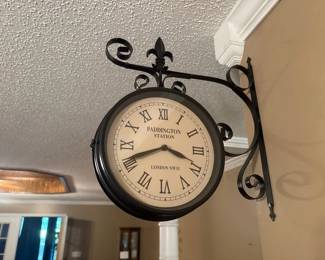 DOUBLE SIDED CLOCK