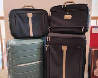 CW210Travelers Luggage Lot
