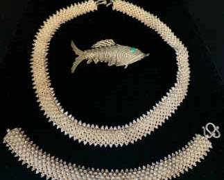 CW169VSilver Fish  Silver Tone Jewelry