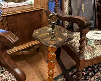 Pedestal ash tray