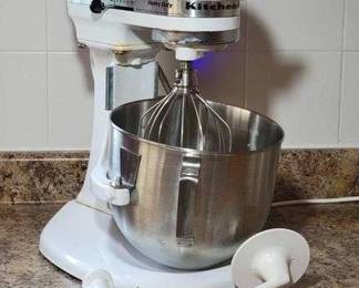1 KitchenAid Mixer K5SS. With Attachments.