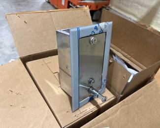 6 LIQUID SOAP DISPENSERS, 4 SOAP DISHES