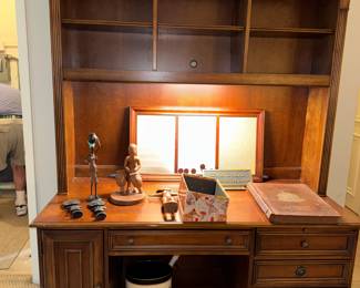 Large desk w/hutch
