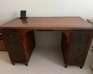 Keyhole desk