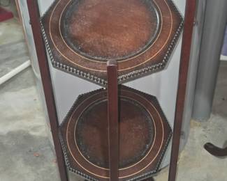 Folding pie table