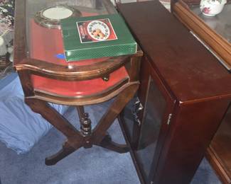 Glass display table