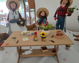 BYERS CHOICE CAROLERS Many to choose from with accent pieces for cute set up displays