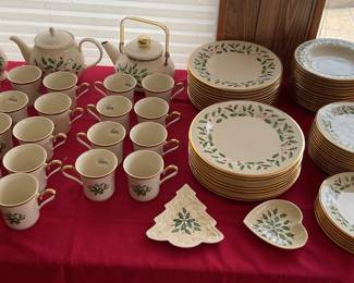 Large Lenox Holiday Mistletoe Berries collection 